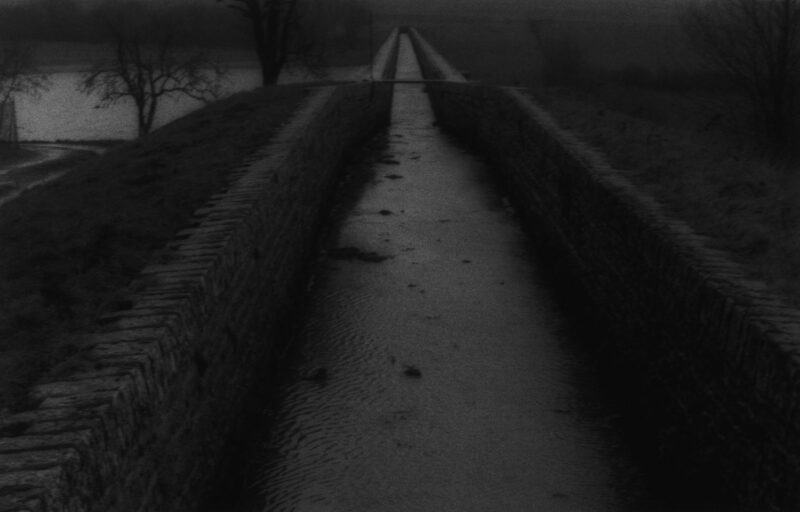 2923 Est -rigole d'alimentation sur le barrage du Tillot - © 1995